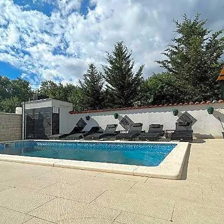 Hotel Nada 2*